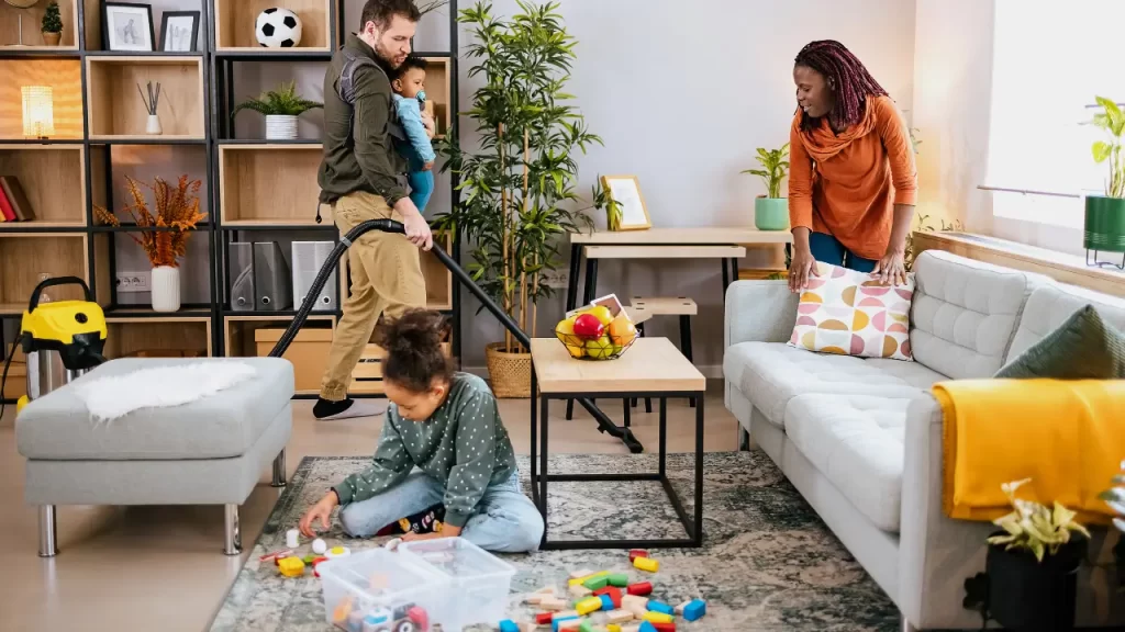 família ajuda na organização de casa