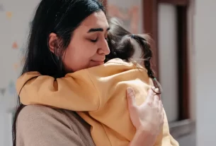 mãe solo no brasil - mãe abraçando filha