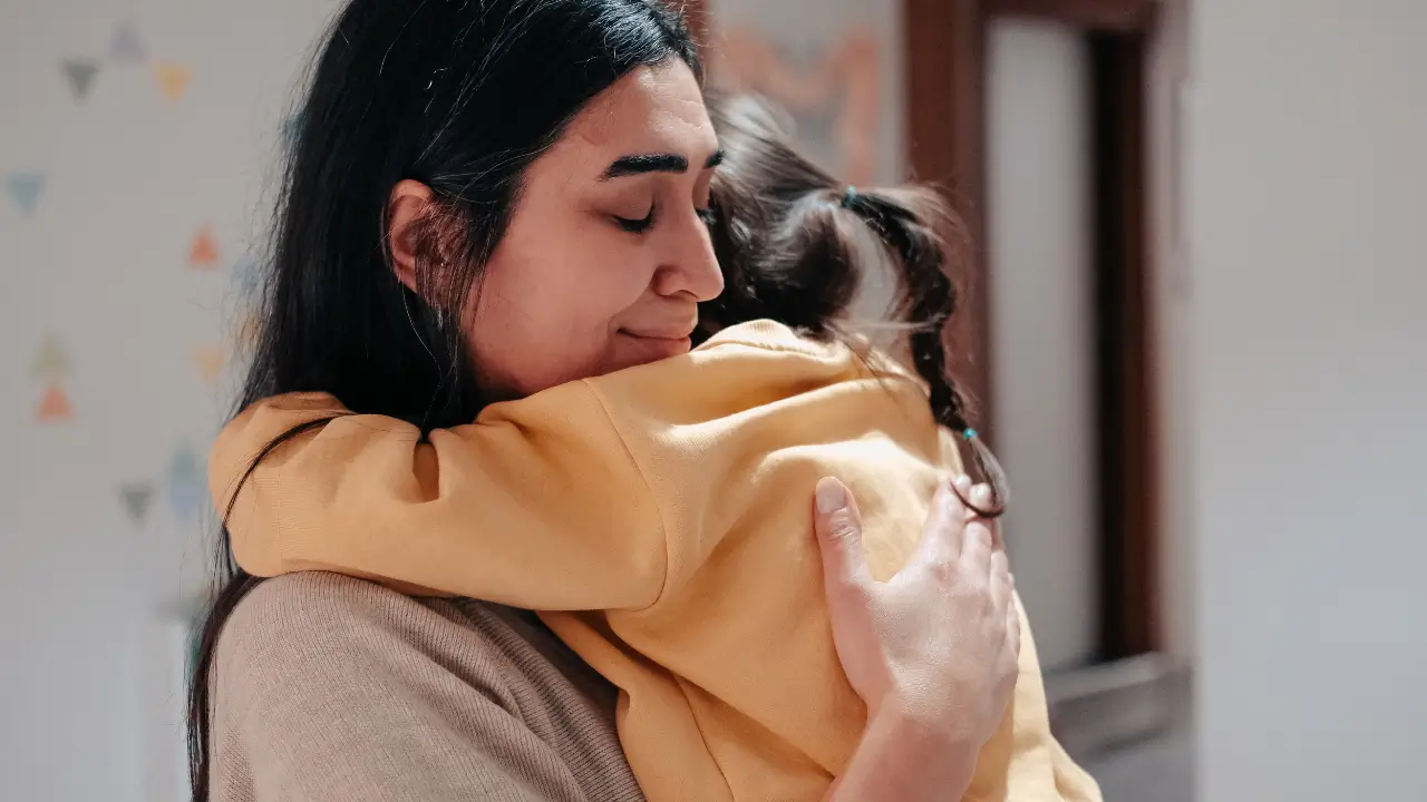 mãe solo no brasil - mãe abraçando filha