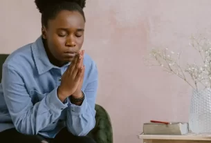 Refúgio ao mundo digital: mulher sentada na poltrona com mãos unidas