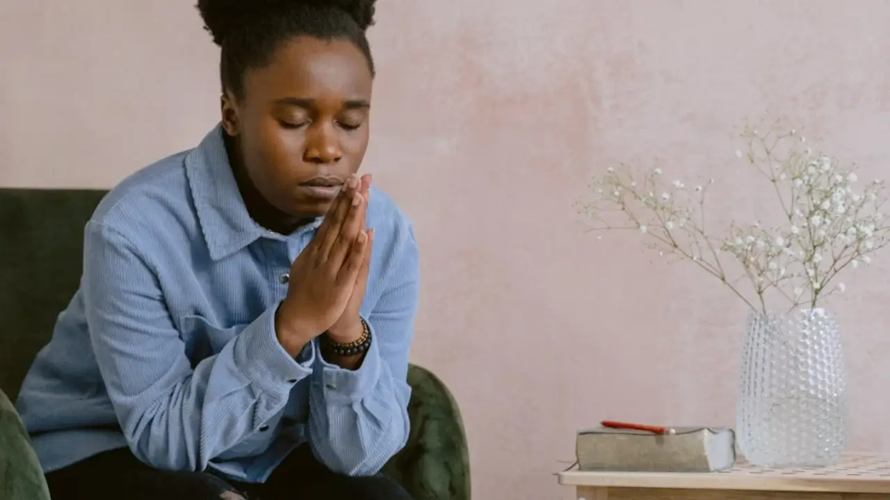 Refúgio ao mundo digital: mulher sentada na poltrona com mãos unidas