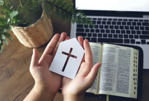 compondo a decoração do cantinho sagrado no home office