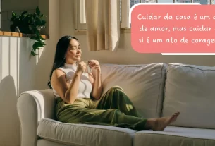 bebê reborn e organização interior mulher sentada no sofá sorrindo