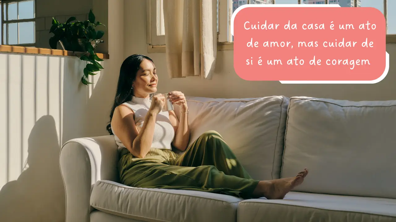 bebê reborn e organização interior mulher sentada no sofá sorrindo