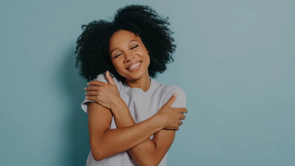 Gestão de tempo - mulher se abraçando