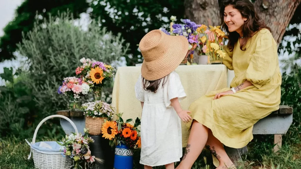 Jardim de São José Operário - mulher e criança em um jardim florido