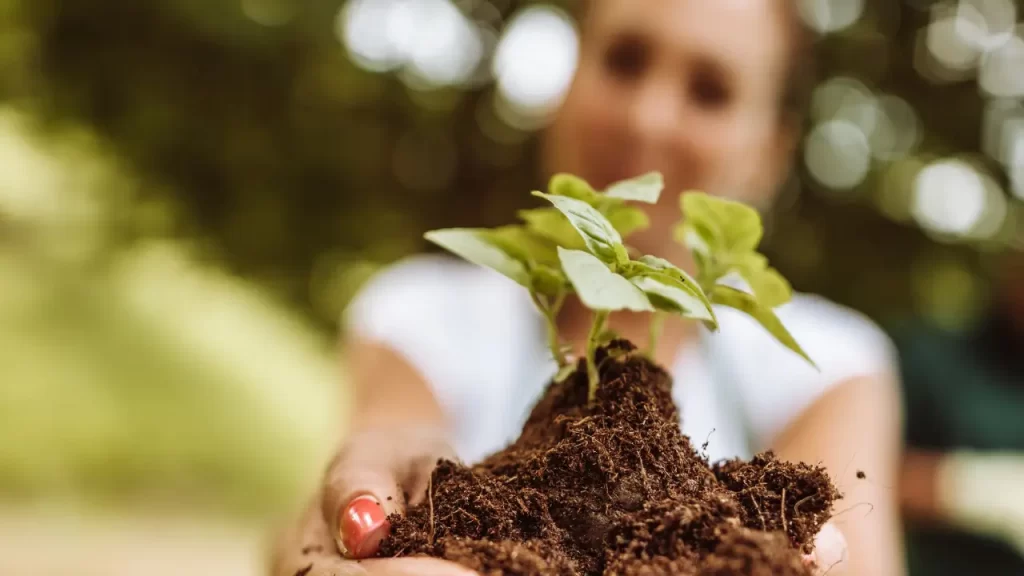 Jardim de São José Operário mulher segurando uma planta