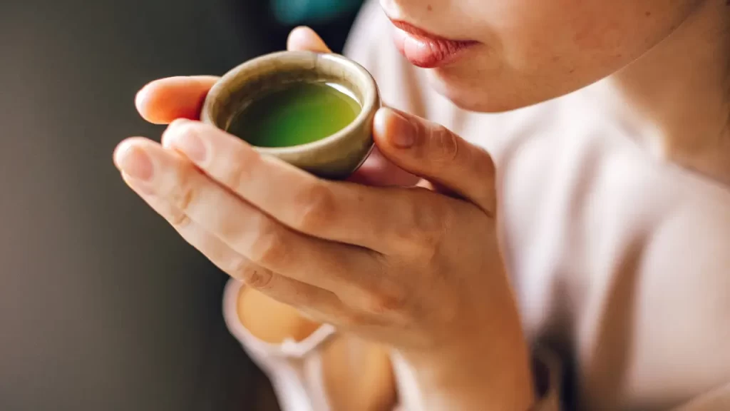 Chá feito com ervas medicinais