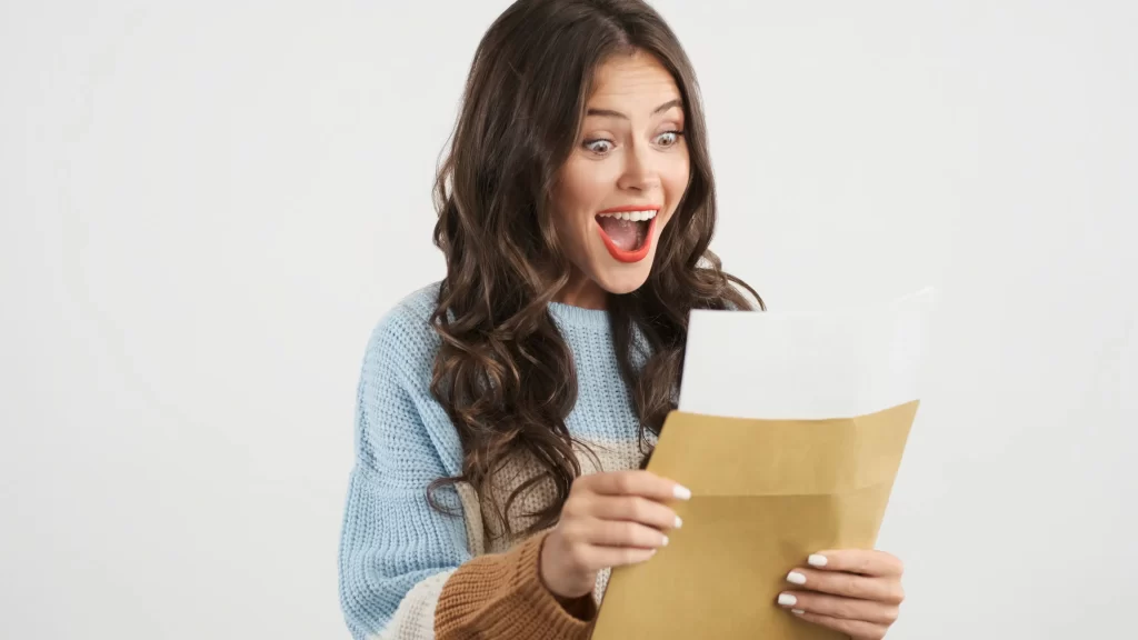 mulher olhando um documento pessoal