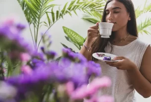 mulher tomando chá para ansiedade de lavanda