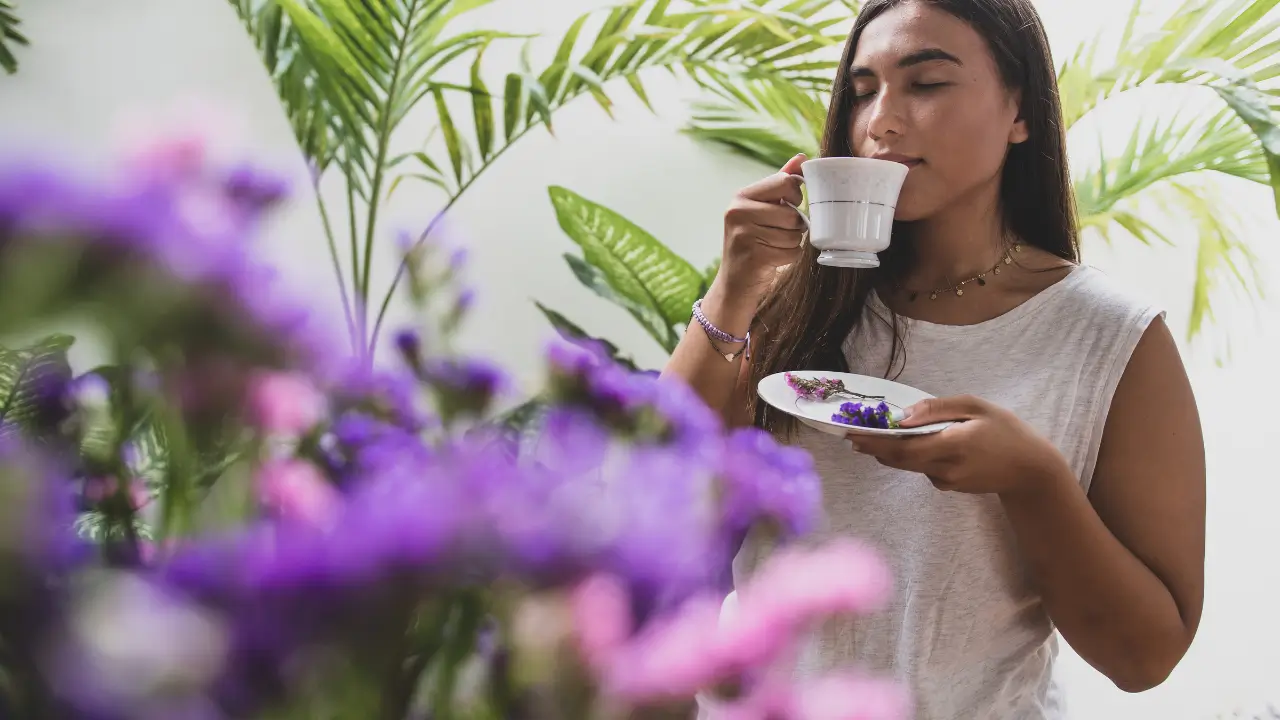 mulher tomando chá para ansiedade de lavanda