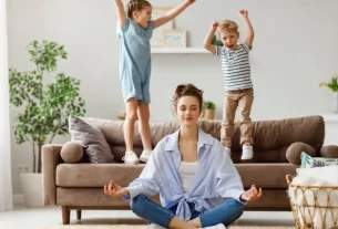 mãe com filhos pequenos vivendo férias escolares
