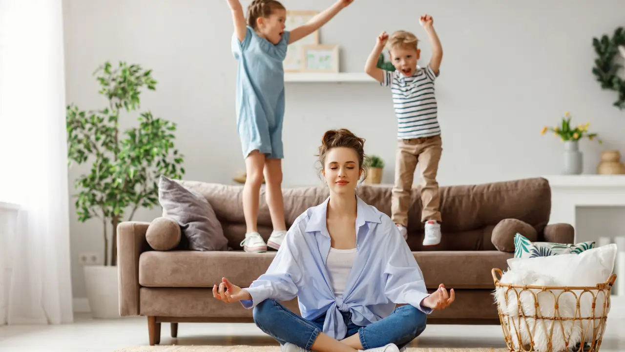 mãe com filhos pequenos vivendo férias escolares