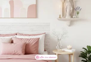 UMA DECORAÇÃO DE QUARTO FEMININO INCLUINDO PEQUENO ORATÓRIO NO QUARTO