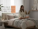 Mulher meditando em seu quarto decorado com leveza e significado, representando o autoconhecimento feminino através da decoração.