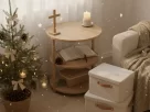 Uma sala organizada e iluminada com luz natural suave. Um cantinho com decoração natalina minimalista, demonstrando a organização de fim de ano