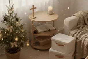 Uma sala organizada e iluminada com luz natural suave. Um cantinho com decoração natalina minimalista, demonstrando a organização de fim de ano